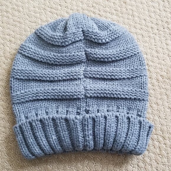 **NWOT** C.C. Gray Cable Knit Beanie - Picture 3 of 5